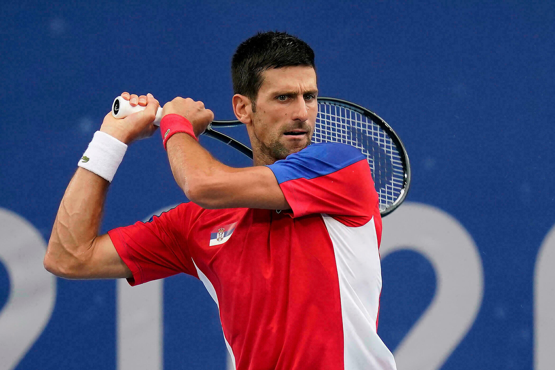 Novak Djokovic hạ Dennis Novak giúp tuyển Serbia chiến thắng